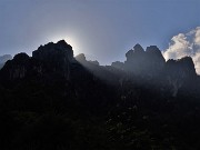 76 Il sole si abbassa sulle creste rocciose d'Alben